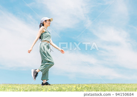 Profile of a woman doing aerobic exercise (walking diet) 94150684