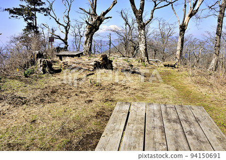 丹澤大室山 富士山從高總邊境山脊休息區的西肩看到 94150691