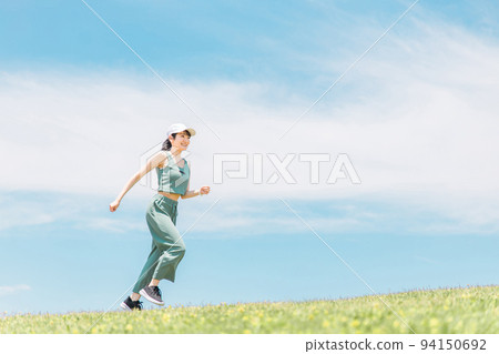 跑步和慢跑的女性（健康/運動） 94150692