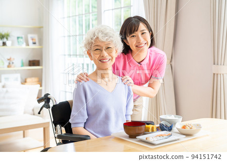 照顧者和高級女性 94151742