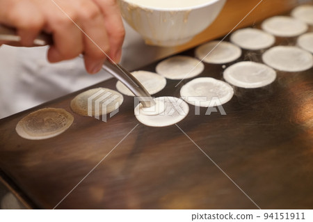 Cooking Fresh Thai Crispy Pancake., Bangkok, Thailand. 94151911