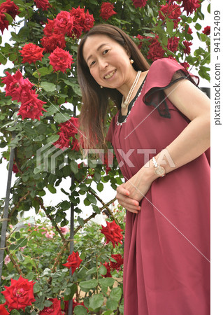 中之島玫瑰園的女人 94152409