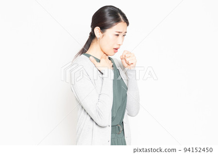 一個喉嚨痛的女人站在白色背景前 一個喉嚨痛的女人站在白色背景前 94152450