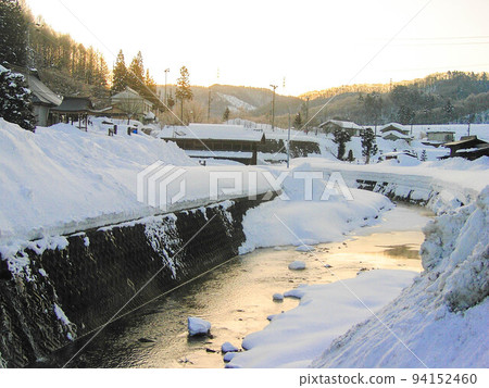 寒冷的冬天風景，岐阜縣高山市莊川町六馬屋 94152460
