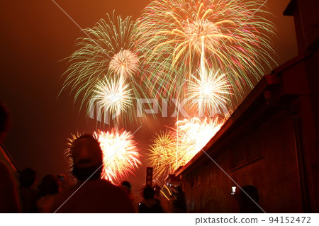 people looking up at fireworks 94152472