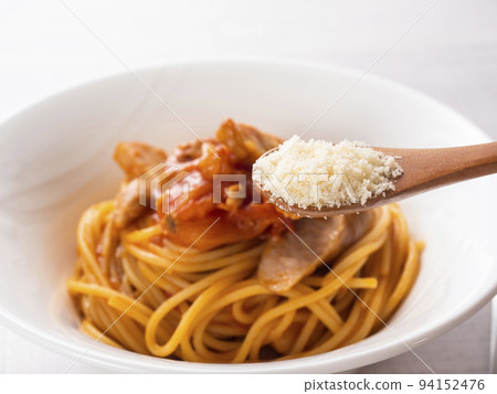 將磨碎的奶酪倒在麵食上 94152476