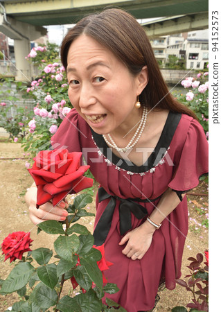 中之島玫瑰園的女人 94152573