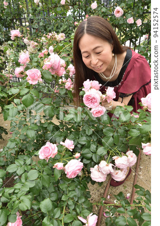 中之島玫瑰園的女人 94152574