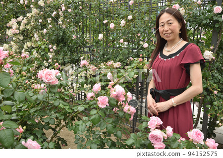 中之島玫瑰園的女人 94152575