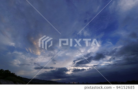 清爽的夏日早晨天空與各種雲彩/超廣角/天空主/220830am 94152685