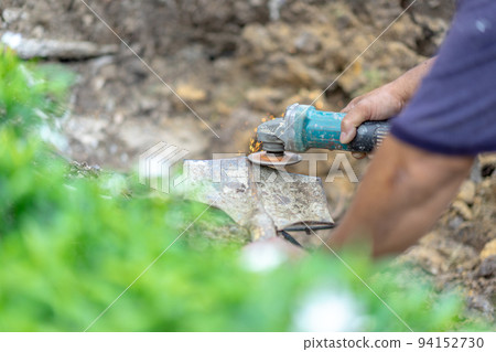 gardener whet the shovel for sharpening more. gardener whet the shovel for sharpening more. 94152730