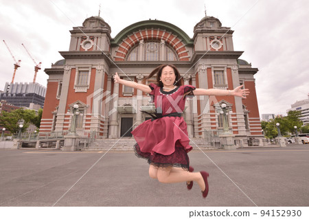 在公共大廳前跳躍的女人 94152930
