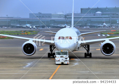 東京大田區羽田機場 1 號航站樓，波音 787 被飛機牽引車牽引 (2) 94154433