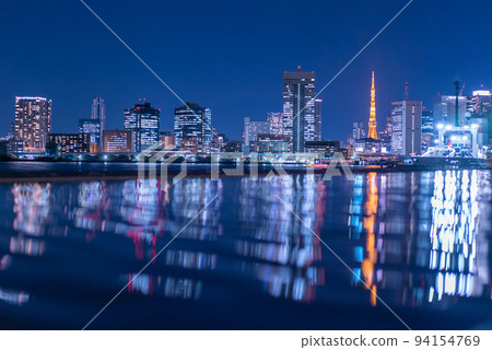 Tokyo, the night view of the city seen from Harumi Wharf reflecting on the surface of the water 94154769