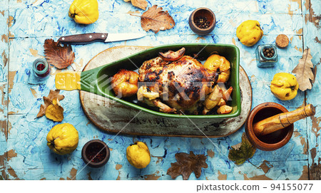 Homemade chicken grilled with quince 94155077