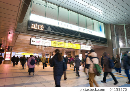 [Tokyo] January: Shinagawa Station crowded with commuters in the morning 94155370