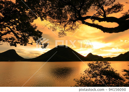 Upside-down Haruna Fuji reflected in Lake Haruna at dawn 94156098