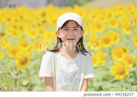 Elementary school girl (7 years old) and sunflower field Elementary school girl (7 years old) and sunflower field 94156257