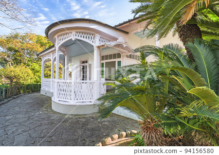 [九州/長崎] 格洛弗花園舊長崎地方法院院長官邸的複古建築和棕櫚樹。 94156580