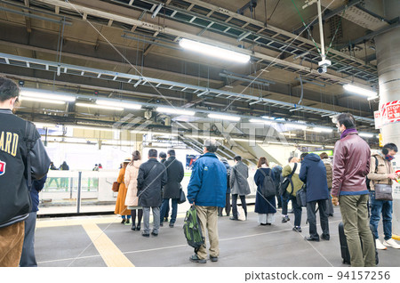 [東京] 1月品川站月台上擠滿了上班上學的人 94157256