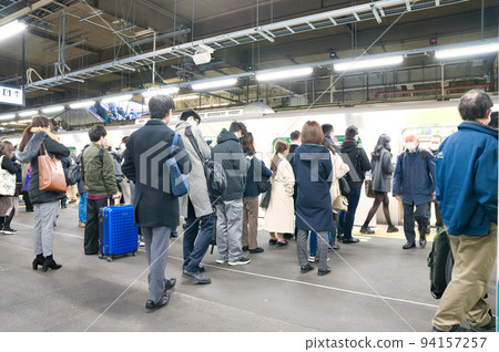 [東京] 1月品川站月台上擠滿了上班上學的人 94157257