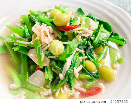 中國家庭烹飪銀杏炒紫角葉 94157265