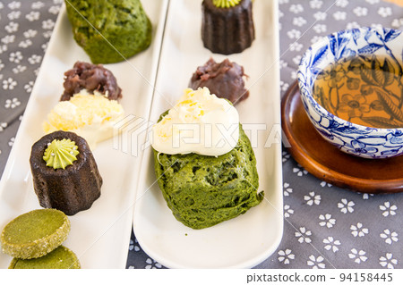 Various Japanese sweets and hojicha lined up on the table 94158445
