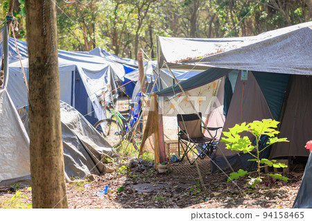 Tent life on the blue sheet 94158465