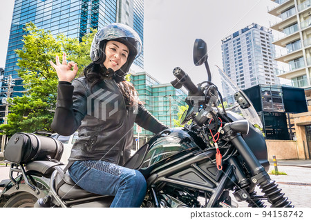 騎著大型巡洋艦自行車 OK 標誌遊覽橫濱的女騎手 騎著大型巡洋艦自行車 OK 標誌遊覽橫濱的女騎手 94158742