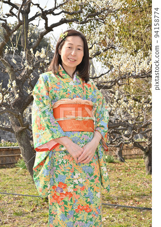 大阪城梅園的和服美女 94158774