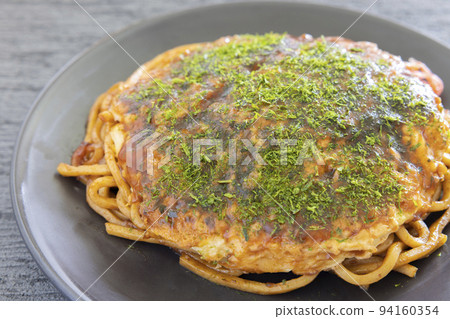 Okonomiyaki with plenty of green seaweed and sauce yakisoba 94160354