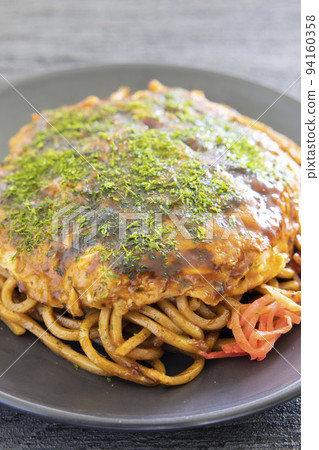 Okonomiyaki with plenty of green seaweed and sauce yakisoba 94160358