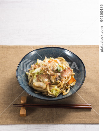 stir-fried udon  94160486