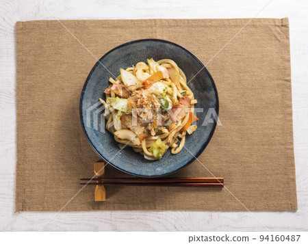 stir-fried udon  94160487