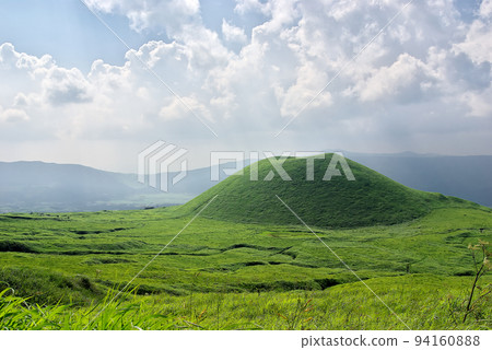 米塚是一座小型火山，其中形成了阿蘇山火山口的巨大噴發的火山碎屑流高原被綠色覆蓋。 94160888
