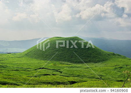 米塚是一座小型火山，其中形成了阿蘇山火山口的巨大噴發的火山碎屑流高原被綠色覆蓋。 94160908