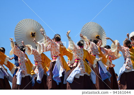 神戶夜來舞妓會場 年輕人的動感舞蹈表演 神戶夜來舞妓會場 年輕人的動感舞蹈表演 94161044