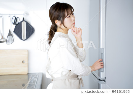 Women's kitchen worries 94161965