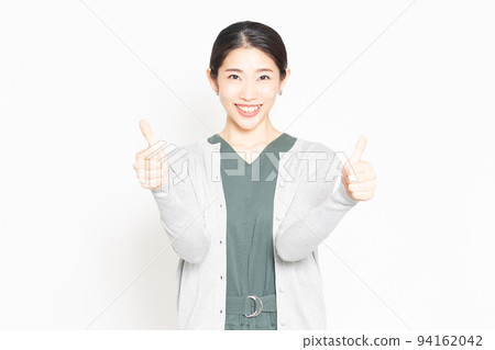 在白色背景前擺出漂亮姿勢的女人 在白色背景前擺出漂亮姿勢的女人 94162042