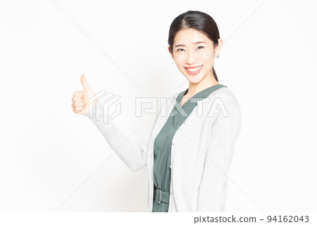 Woman in a nice pose in front of a white background 94162043