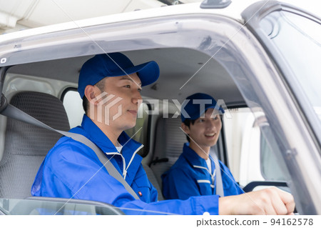 一家搬家公司的男性員工駕駛卡車 94162578