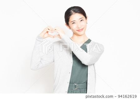 用手做心形的女人 94162619