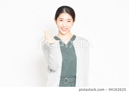 用手做心形的女人 用手做心形的女人 94162620