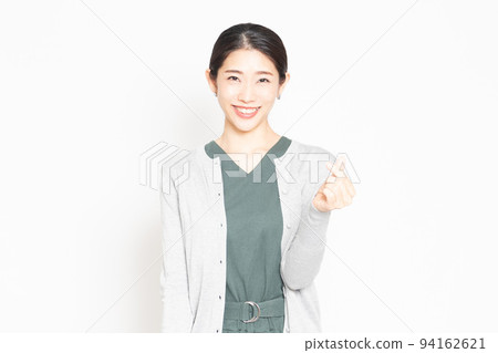 用手做心形的女人 94162621
