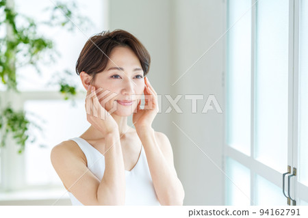 感覺滋潤的中年婦女。 感覺滋潤的中年婦女。 94162791