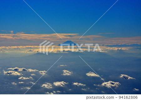 在東京大田區羽田機場上空欣賞新千歲機場航班,從飛機內部看到的富士山(主要是雲) 在東京大田區羽田機場上空欣賞新千歲機場航班,從飛機內部看到的富士山(主要是雲) 94162806