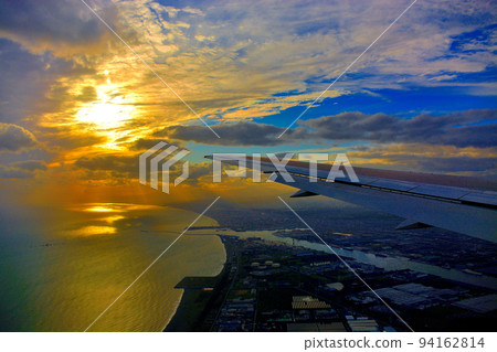 新千歲、北海道、羽田機場線，從飛機上欣賞苫小牧和苫小牧港的日落美景 (3) 94162814