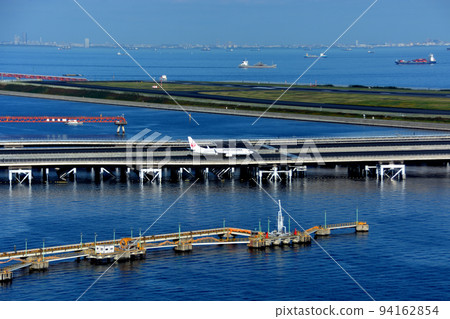 Haneda Airport / Airplane taxiing on the bridge over the D runway on Airport Island / Ota Ward, Tokyo Haneda Airport / Airplane taxiing on the bridge over the D runway on Airport Island / Ota Ward, Tokyo 94162854