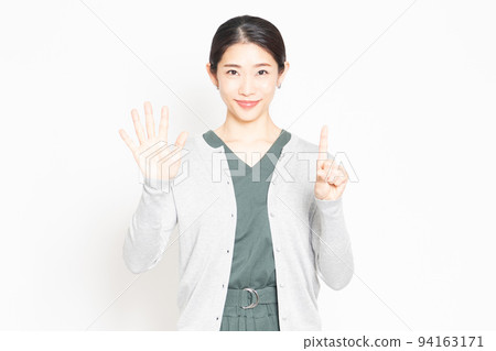 Woman showing the number 6 by hand Woman showing the number 6 by hand 94163171