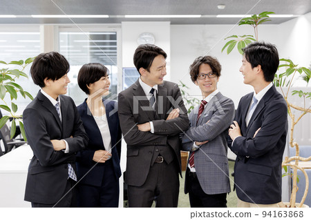 Businessmen chatting Gathering Businessmen chatting Gathering 94163868